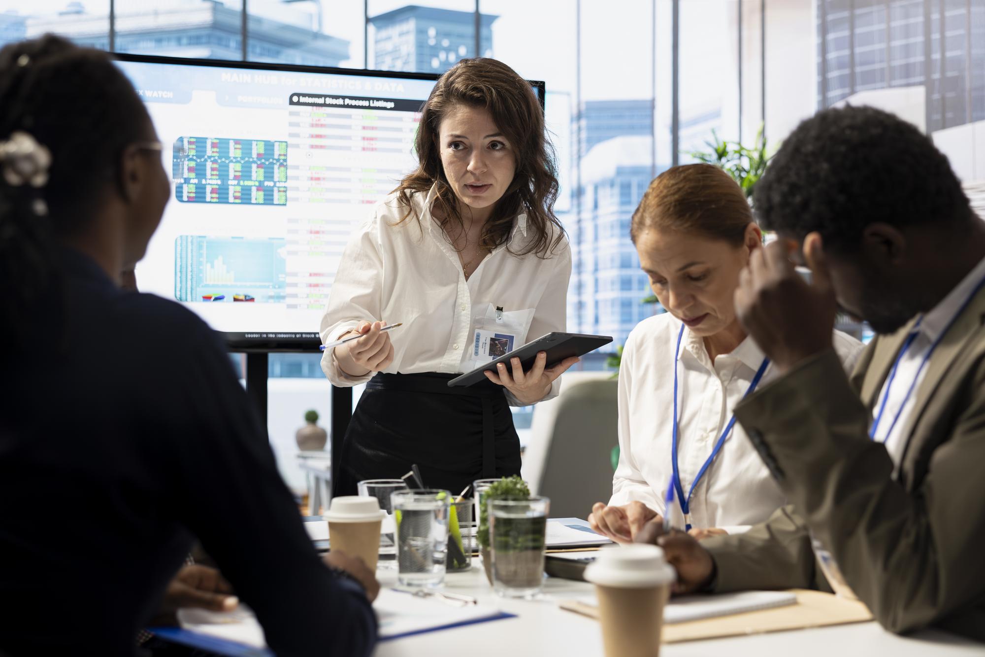 Deux personnes consultant ensemble un tableau de budget partagé